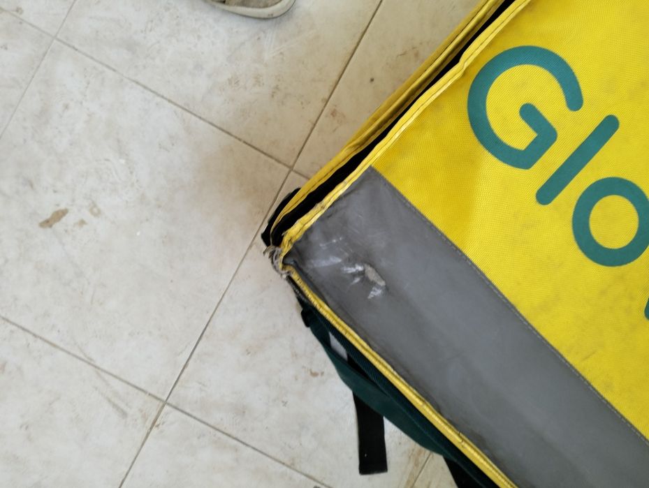 Mala glovo usada como nova