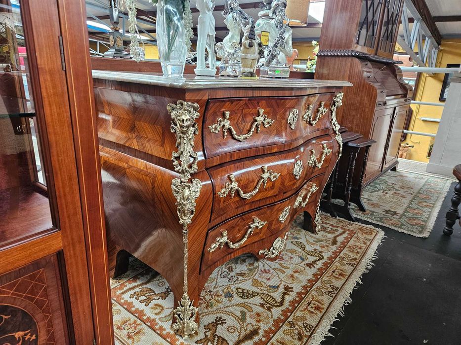 Imponente cómoda antiga estilo Luis XV - Restaurada