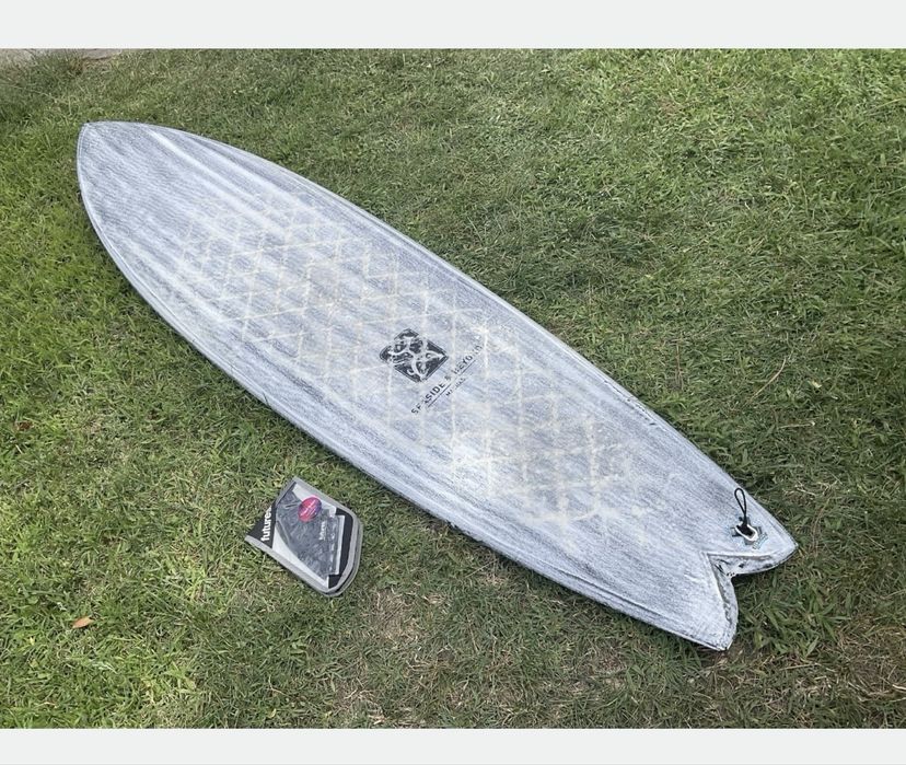 Prancha de Surf Fire wire 7” Fish nova com quilhas