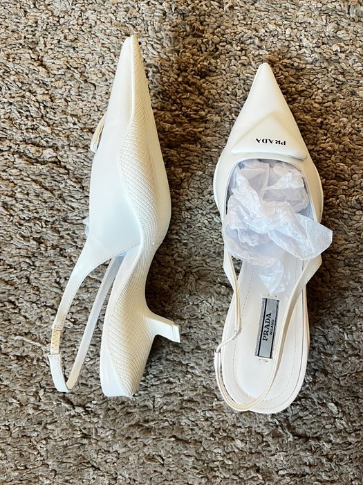 Туфлі, босоніжки Prada