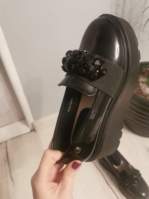 Półbuty na wysokiej podeszwie z koralikami