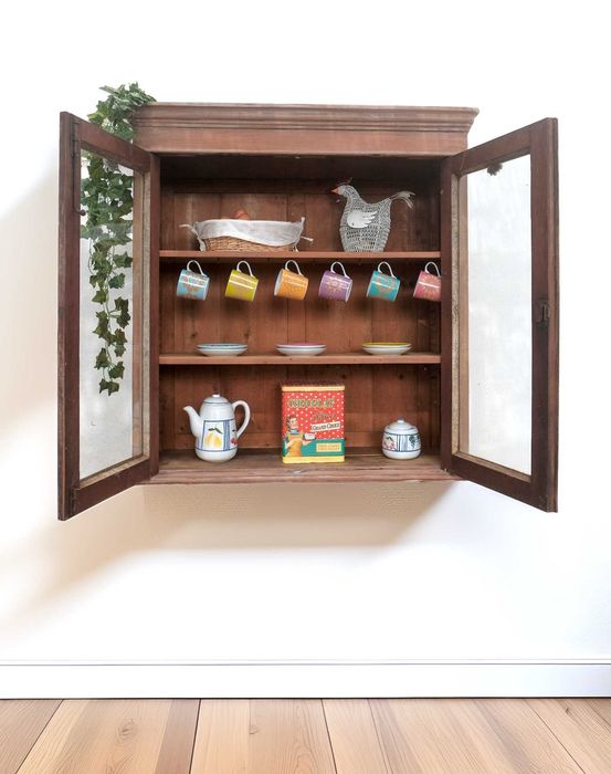 Armário de parede antigo