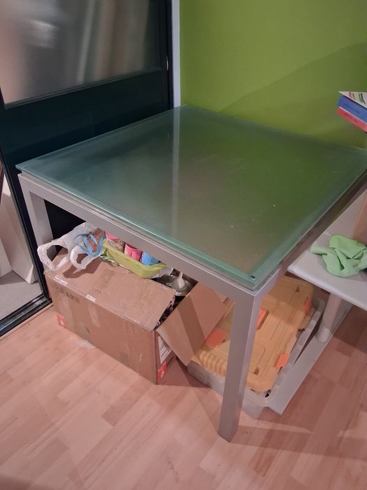Mesa em metal cinza com tampo de vidro