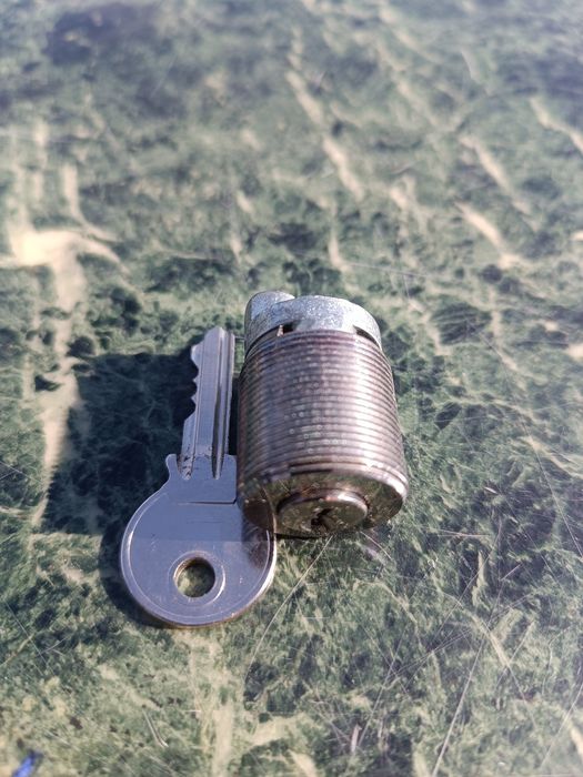 Wkładka z kluczykiem do klamki chłodni