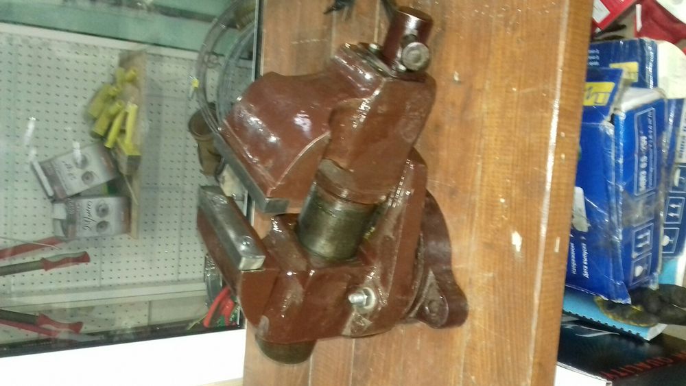 Тіски, тиски, лещата