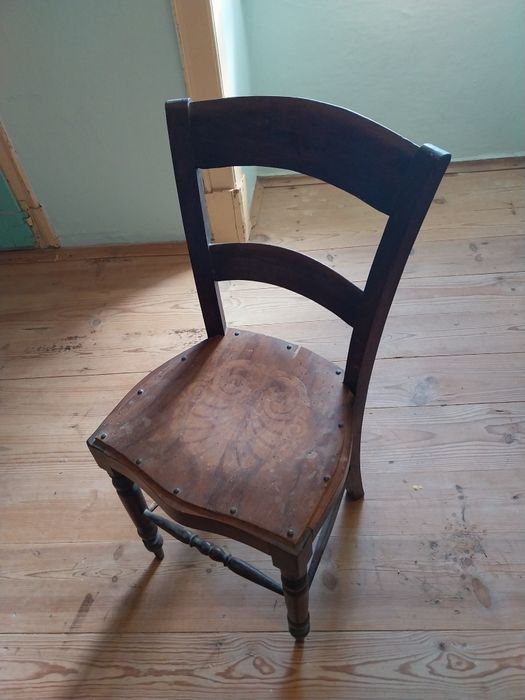 Várias cadeiras antigas