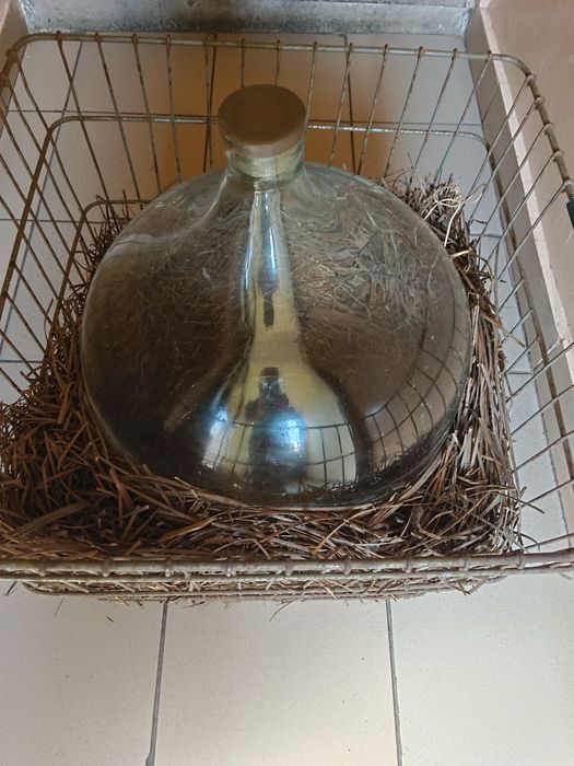 Balon szklany w koszu metalowym