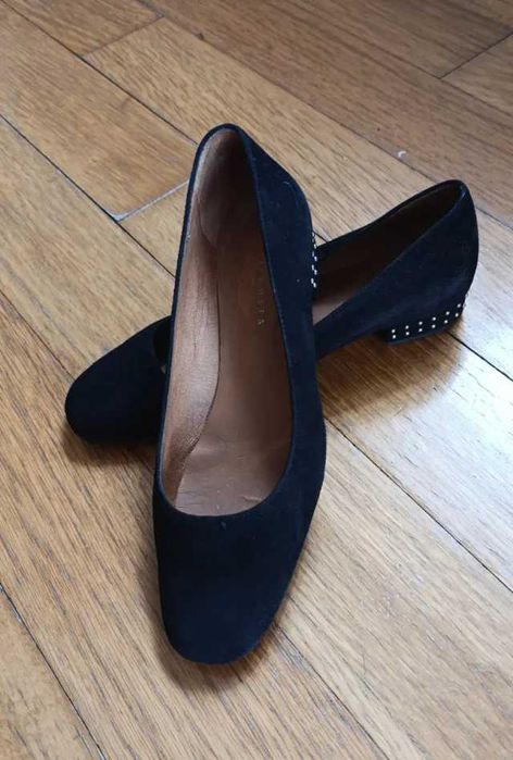 Sapatos pretos camurça com tachas "Sofia Costa"