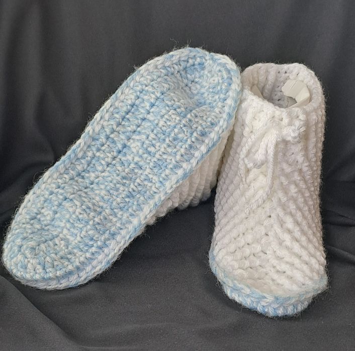 Sapatinhos de lã/ carapins feitos a mão NOVOS