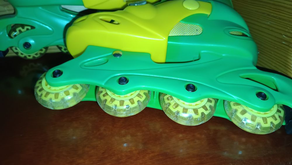 Patins em linha, cor verde