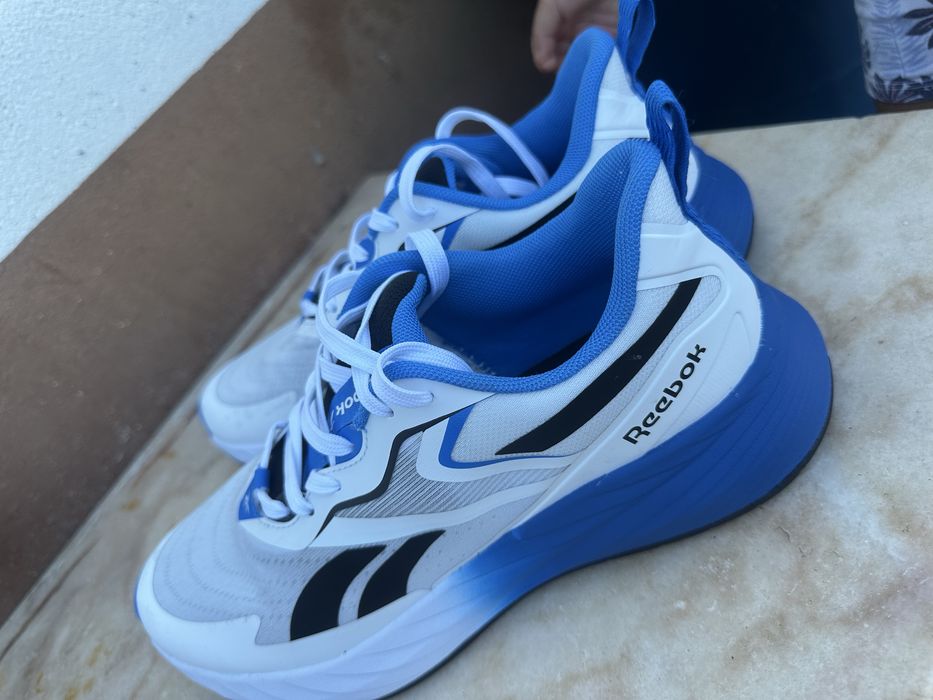 Vendo sapatilhas Reebok Verse, tamanho 42, na cor branco/azul.