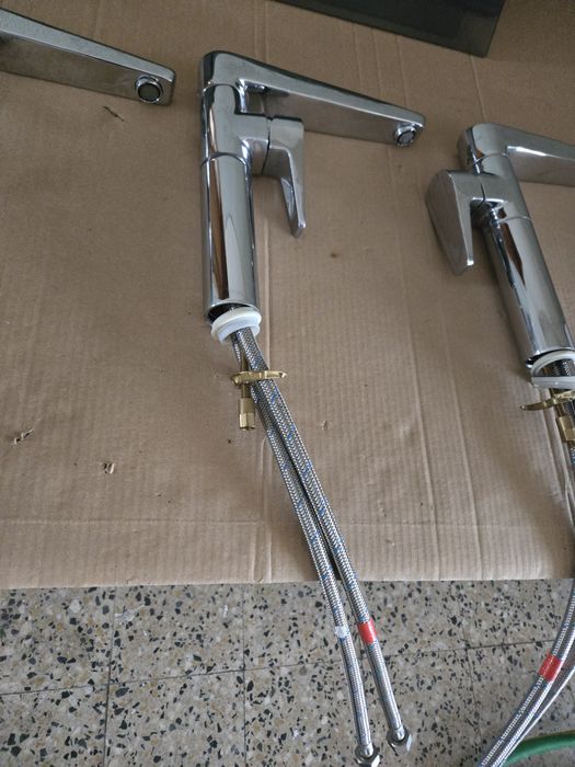 Torneiras novas para bancadas industriais ou cozinhas de restauração.