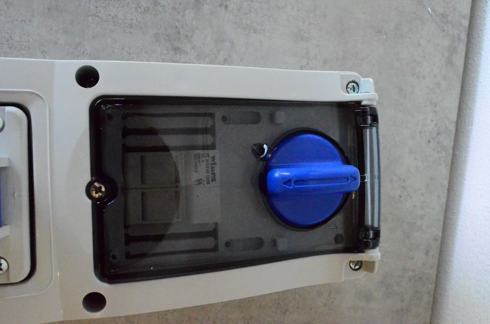 Pionowe gniazdko wtykowe marki Rosi 16 A 2P + T 230V IP67