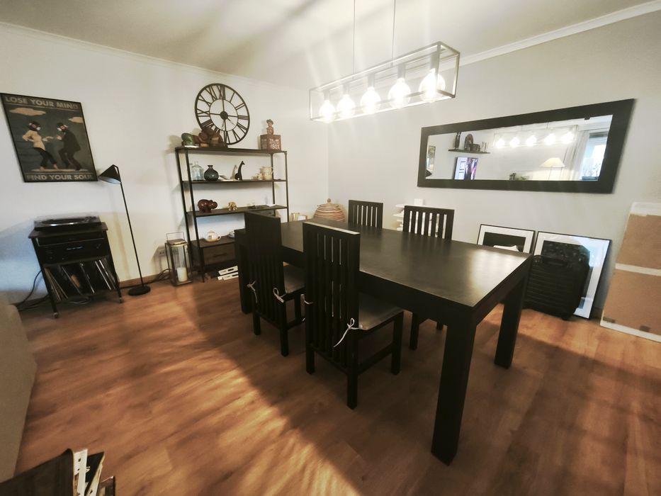 Vendo mesa de sala de jantar e 4 cadeiras em madeira (preço á parte))