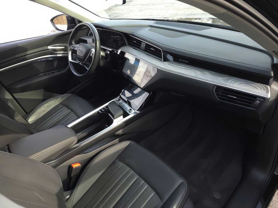 Audi Q8 e-tron      2024