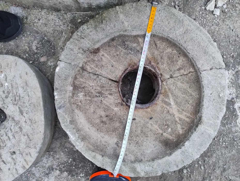 Kręgi z piaskowca, żarno, piaskowiec ozdobny
