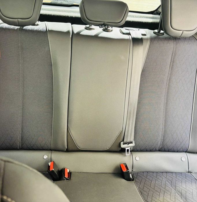 Opel Corsa - gasolina - mecânico - cor branca  com tecto preto