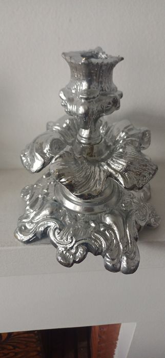 castiçais em metal . Para.