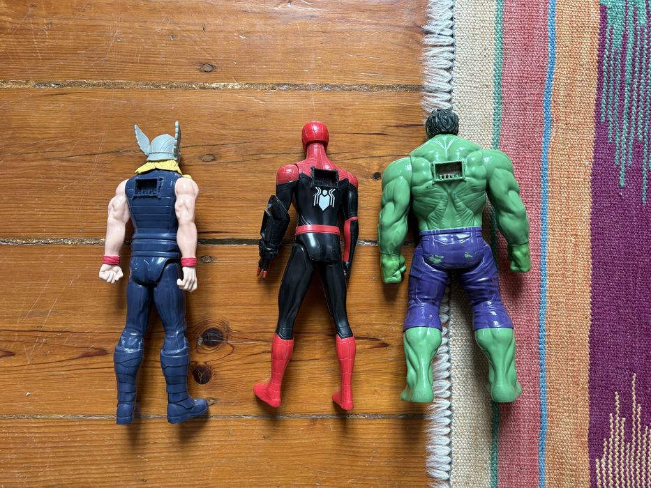 Figuras da Marvel (hulk, homem aranha e thor)