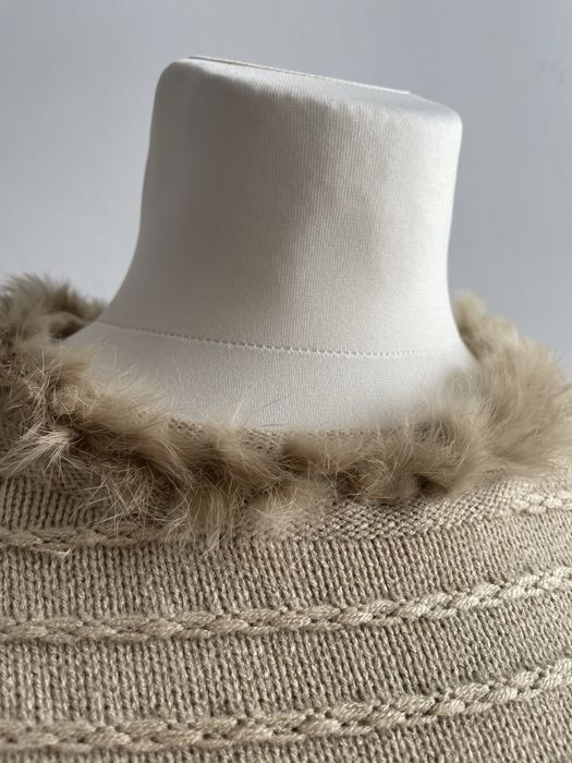 Poncho Armani Jeans beżowe z futrem eleganckie wiosenne na wiosnę