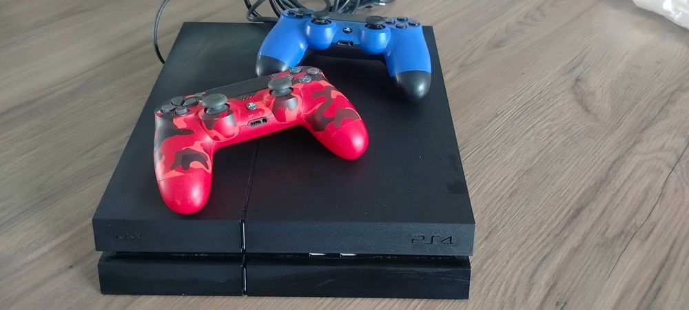 PlayStation 4 1Tb plus dwa pady