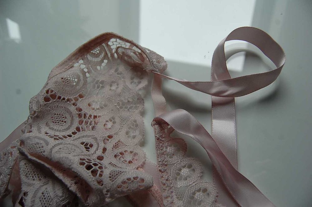 Stringi pudrowy róż kokardki r 40 L nowe metki