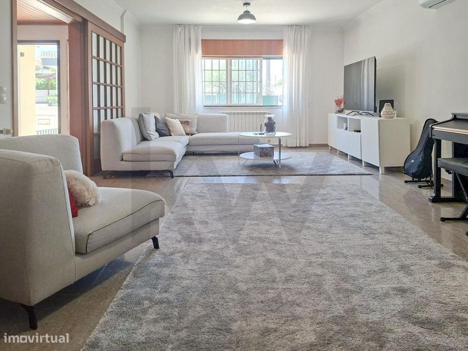 T5 Detached House with Excellent Solar Exposure in the Prestigious Casais de M Area