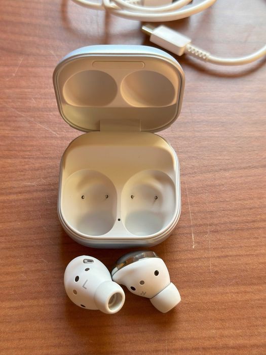 Продам оригінальні навушники Samsung. Модель: SM-R190.