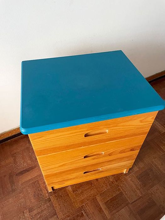 Mesa de cabeceira em pinho