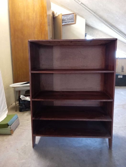 Móvel antigo com prateleiras