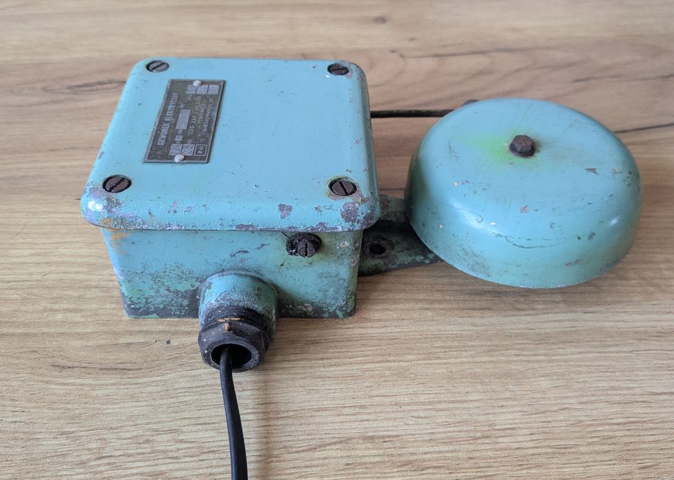 Zabytkowy działający dzwonek elektryczny 1975 PRL
