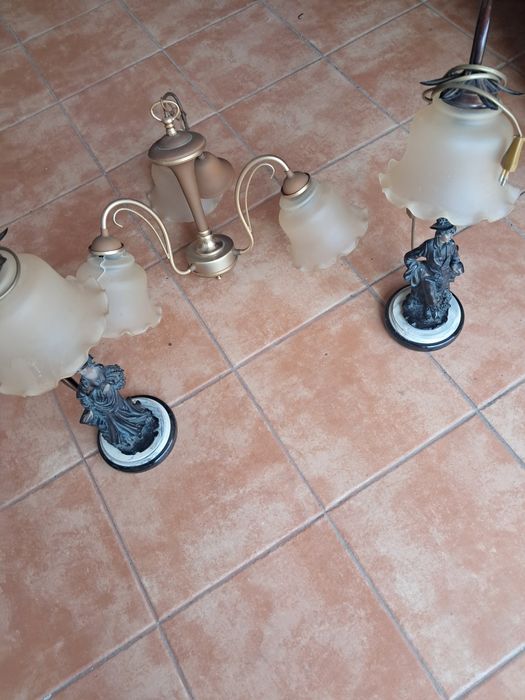 Candeeiros em bom estado.
