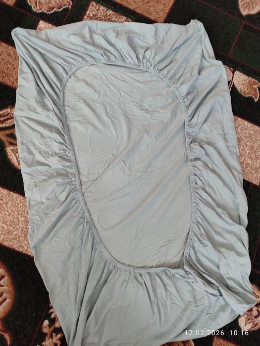 Простинь на резинці в дитяче ліжечко