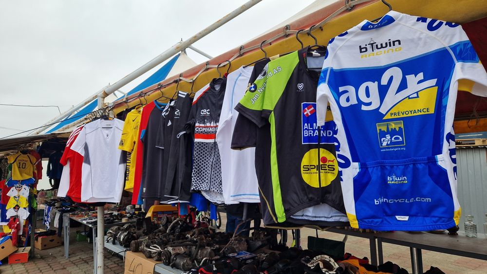 Ubrania na rower, kompresory klimatyzacji itp.