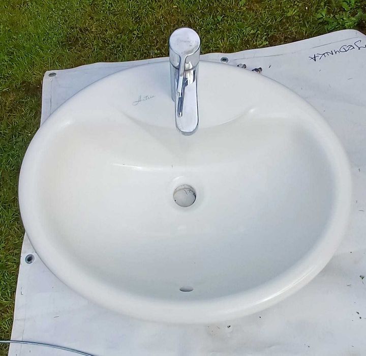 Umywalka wpuszczana Hatria z baterią Hansgrohe