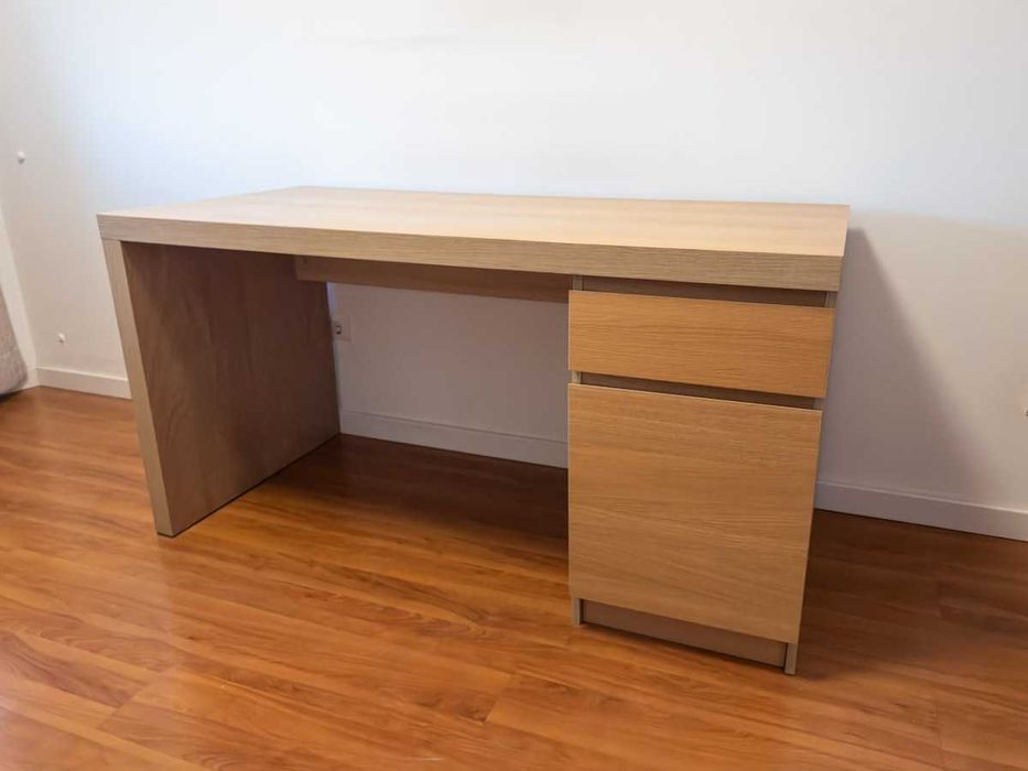 Duas secretárias MALM - IKEA (tom carvalho)