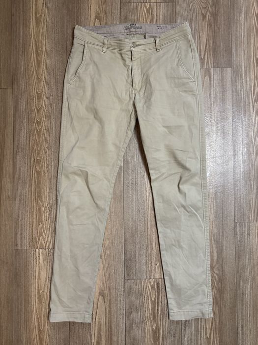 Завужені чіноси від Levis