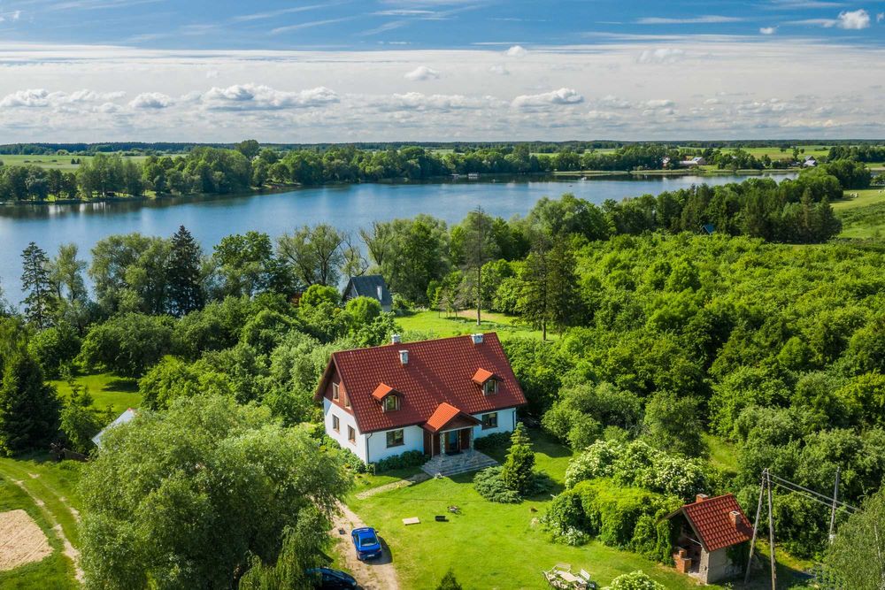 Dom w Sadzie nad jeziorem. 75m od jeziora do drzwi tarasowych. Mazury