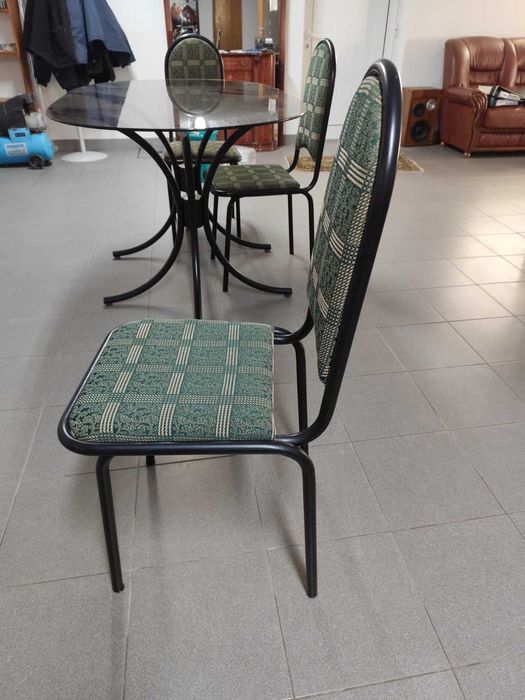 Mesa de cozinha com cadeiras