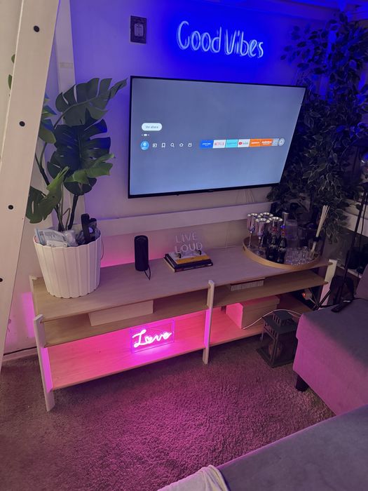 Movel de tv branco com marfim