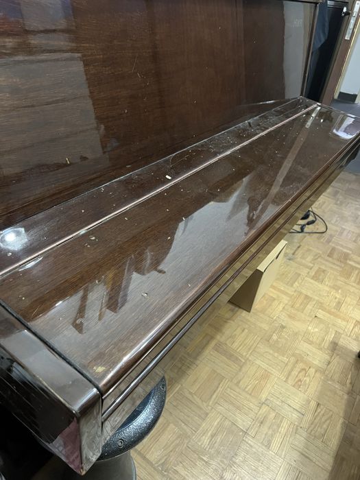 Piano vertical Osaki com história – para restauro
