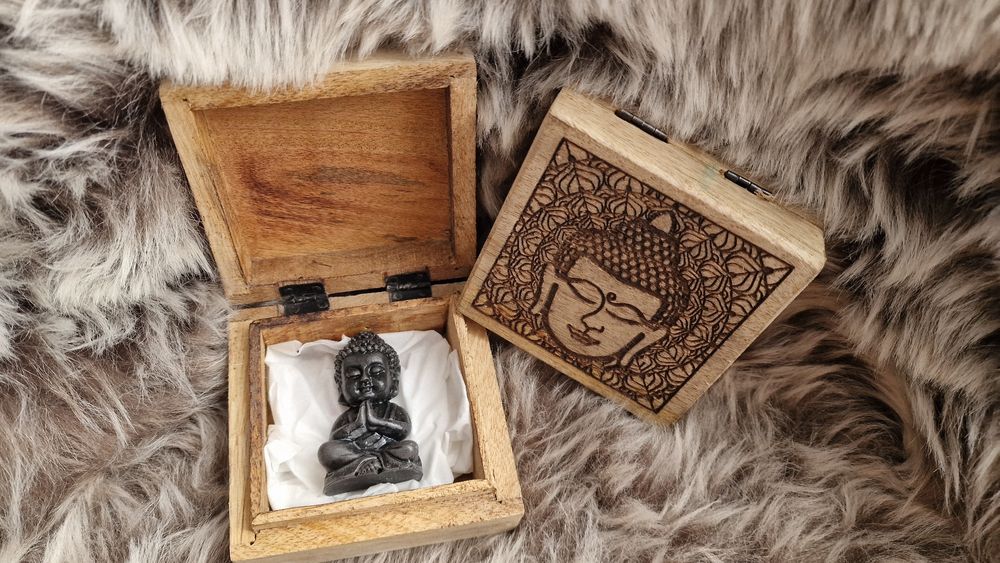 Buda em Pó de Mármore Aromático com caixinha de madeira