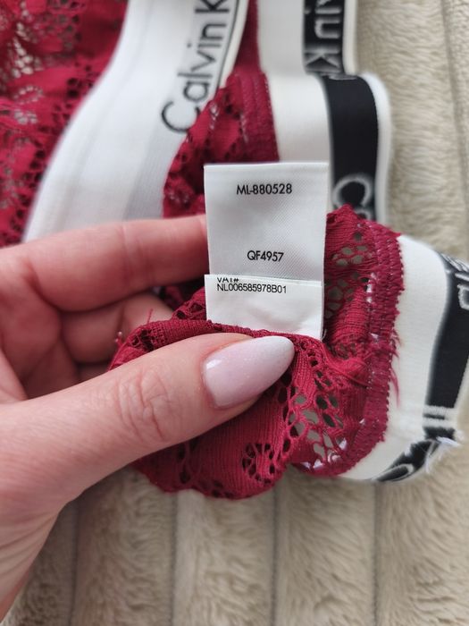 Czerwony biustonosz koronkowy Calvin Klein