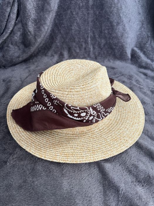 Nowy kapelusz słomkowy z ozdobną bandaną