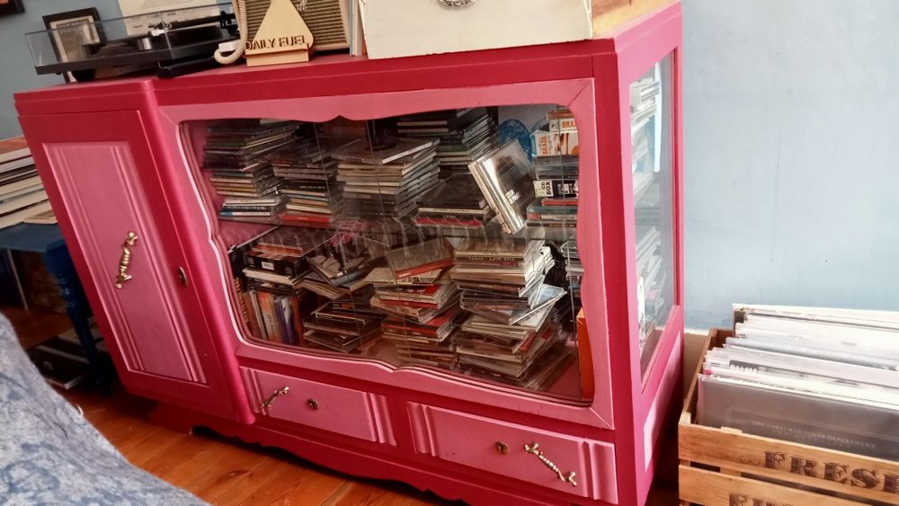 Móvel vitrine antigo e em madeira maciça