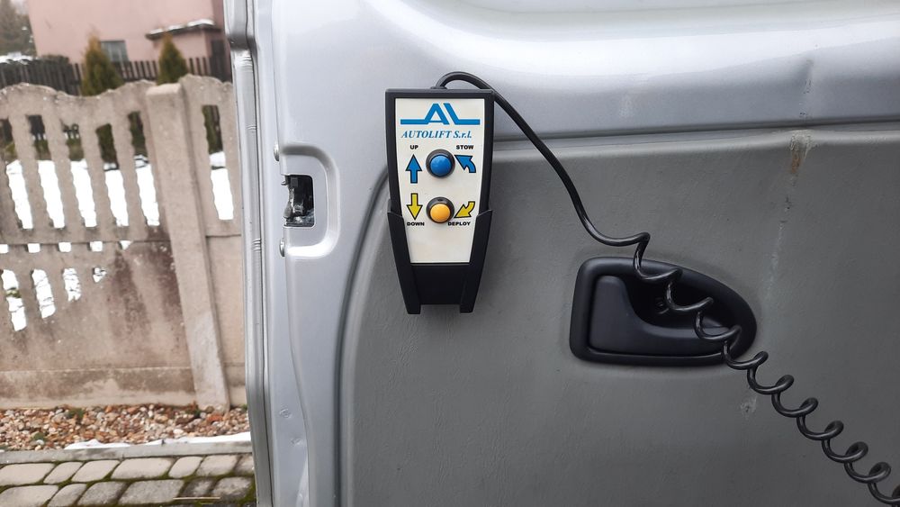 Opel Vivaro   do przewozu osób niepełnosprawnych  auto  z  windą