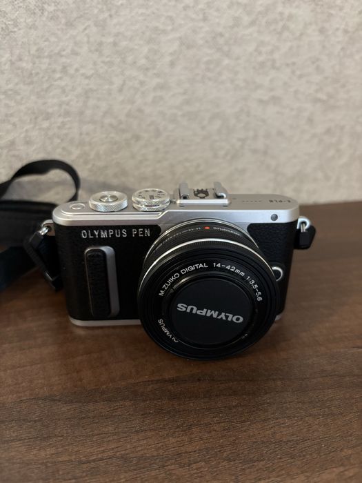 Беззеркальная камера Olympus PEN E-PL8 с зум-объективом