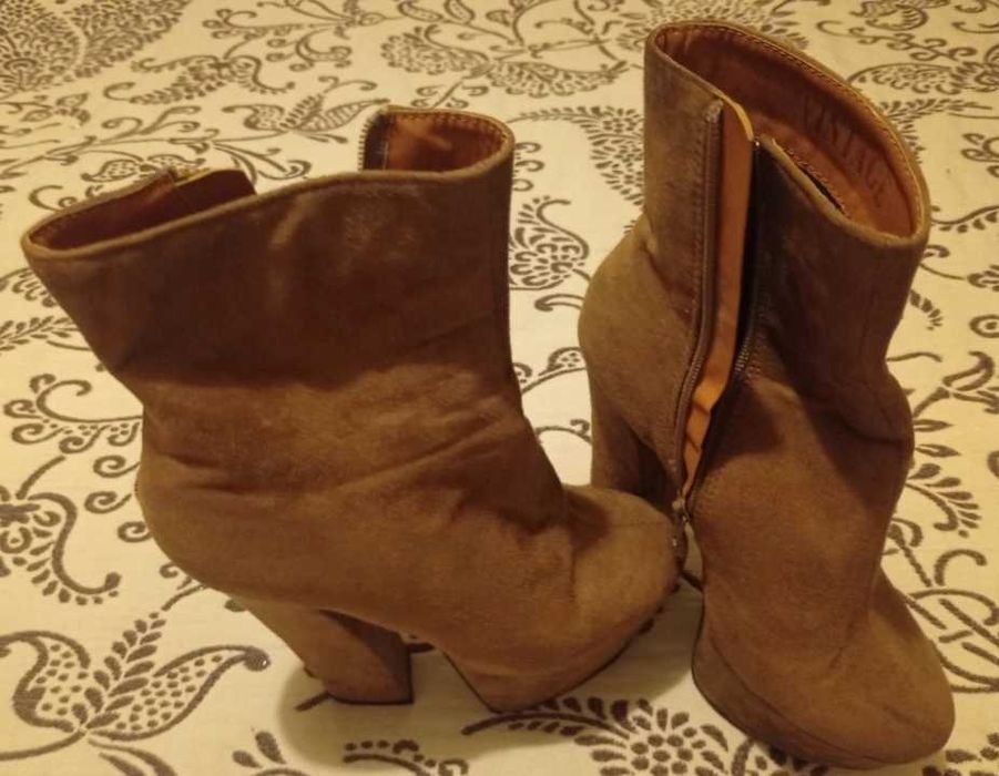 Baixa de preço - Botins camurça castanhos