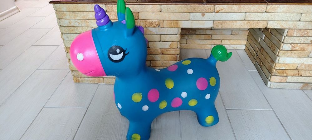 Коник стрибунець Єдиноріжка