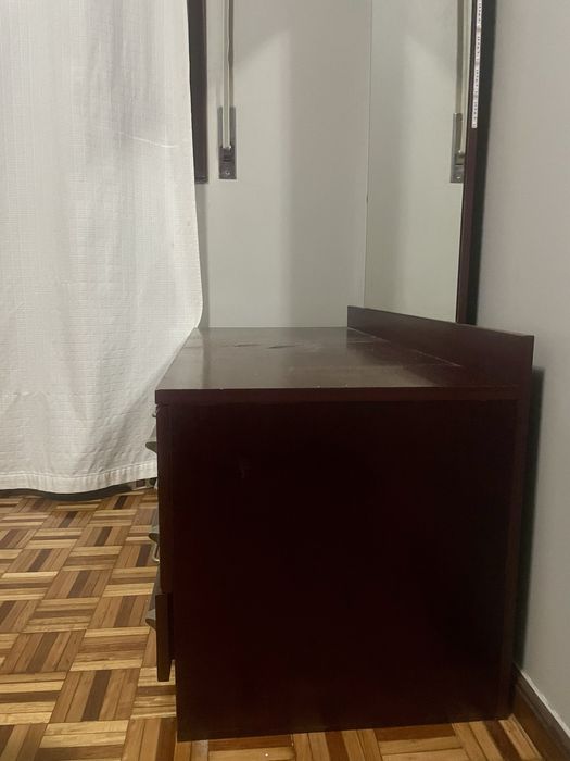 Cômoda com espelho – elegante e espaçosa